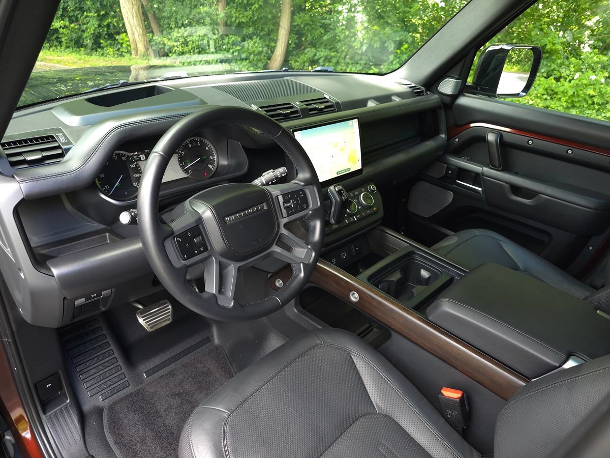 Used 2023 Land Rover Defender 130 X AWD/4WD image 2