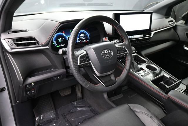 Used 2025 Toyota Sienna XSE FWD image 7