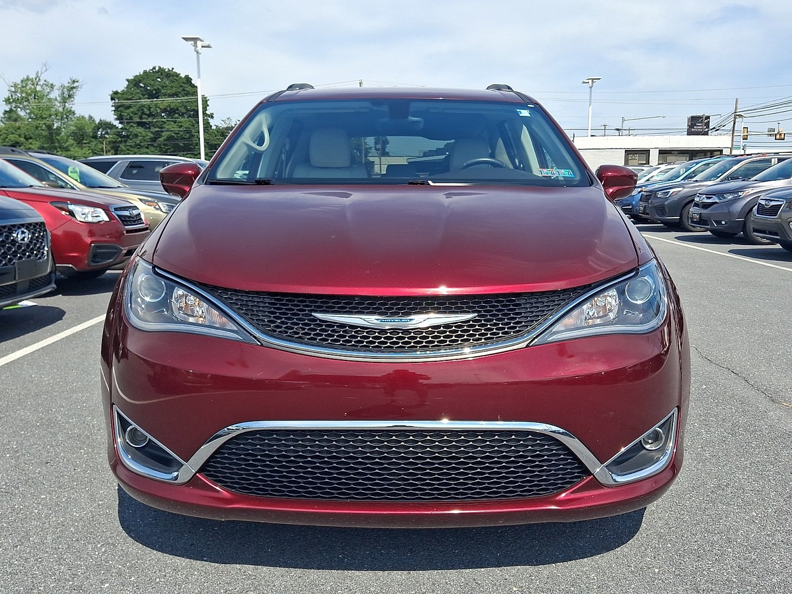 Used 2017 Chrysler Pacifica Touring-L w/ Tire & Wheel Group FWD image 2