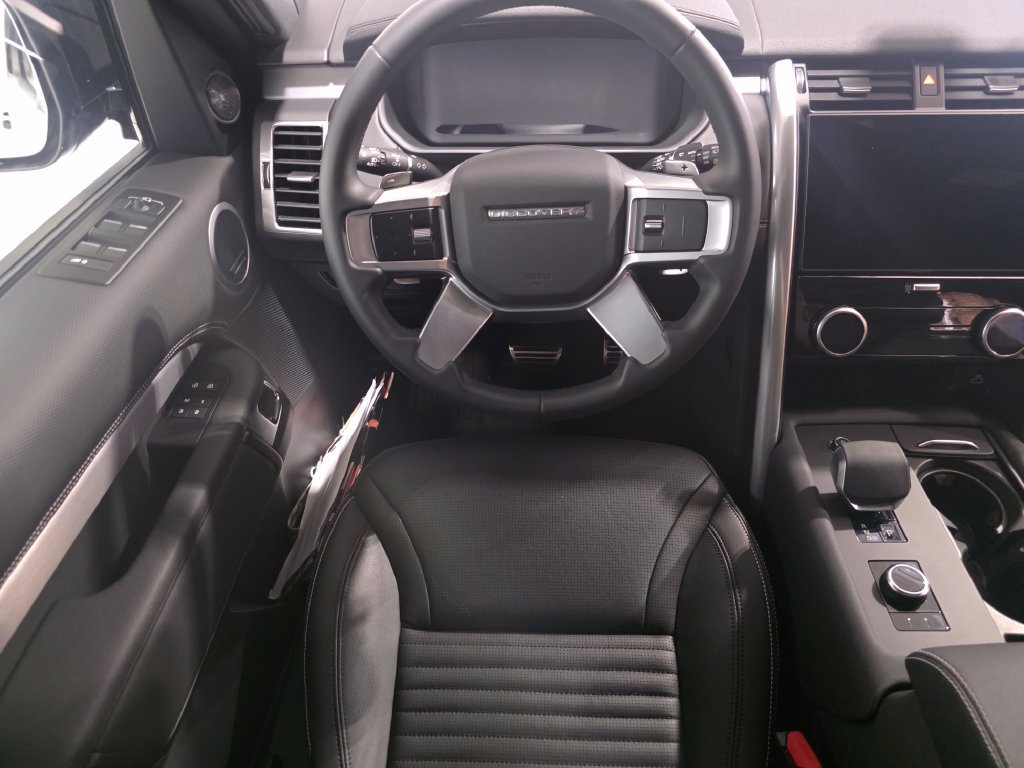 Certified 2025 Land Rover Discovery Dynamic SE AWD/4WD image 15