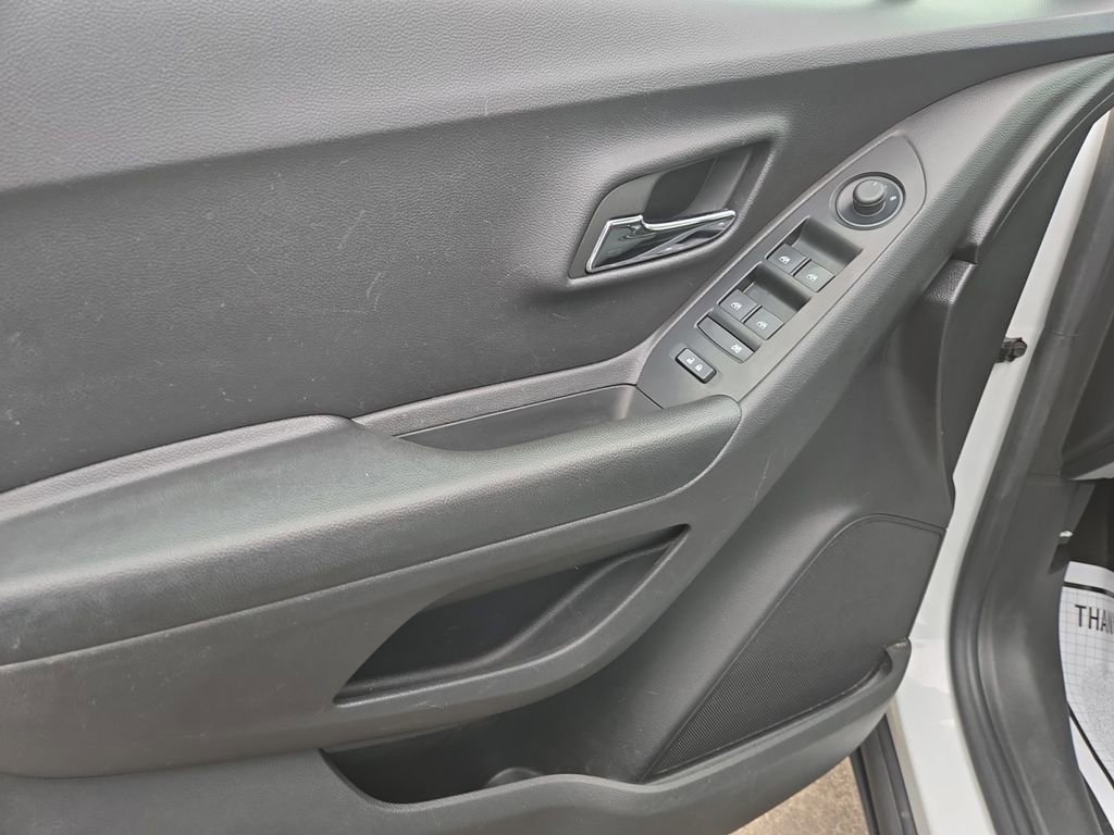 Used 2022 Chevrolet Trax LS w/ Tint and Cruise Package image 10
