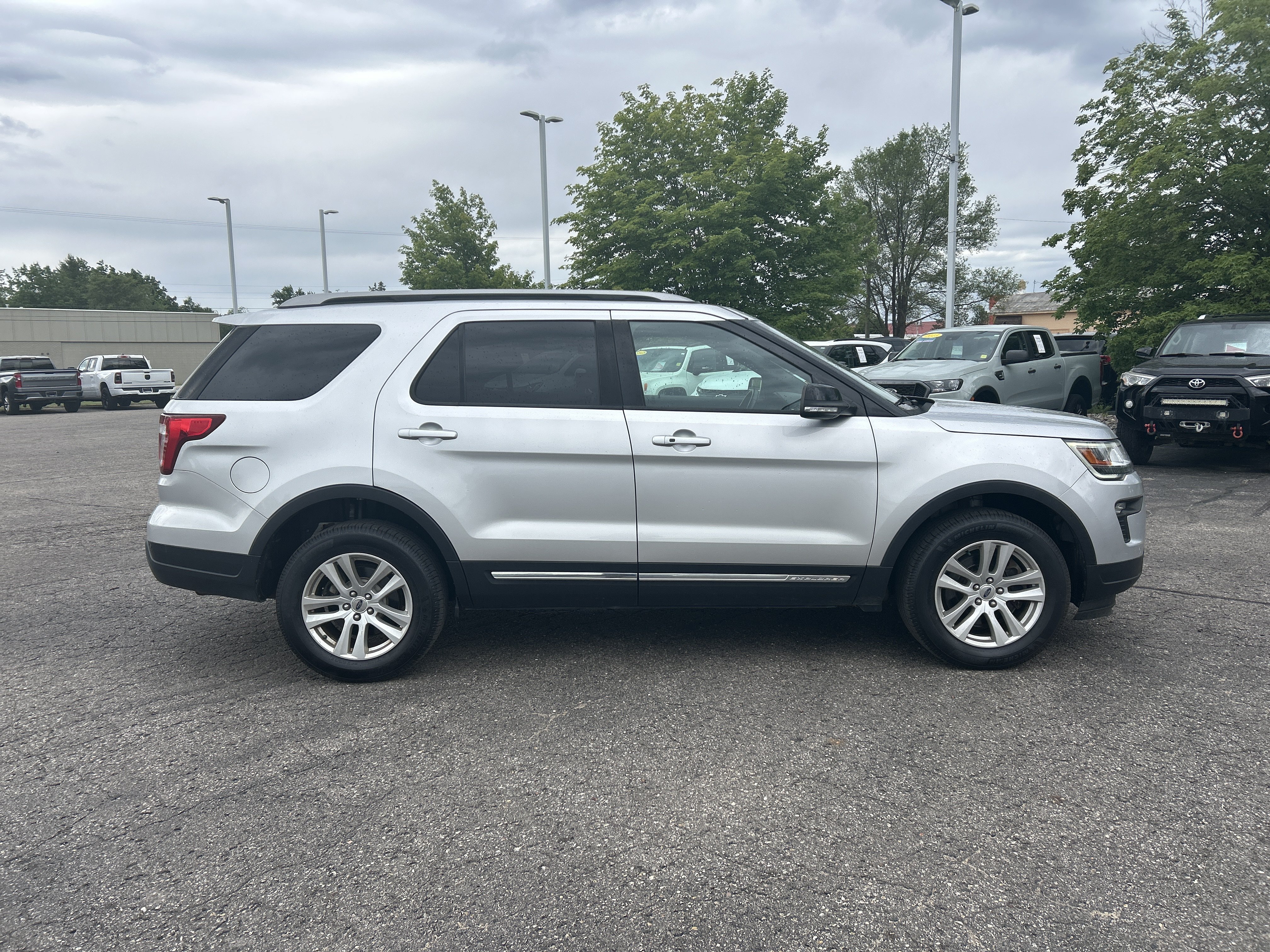 Used 2018 Ford Explorer XLT w/ Equipment Group 202A AWD/4WD image 3