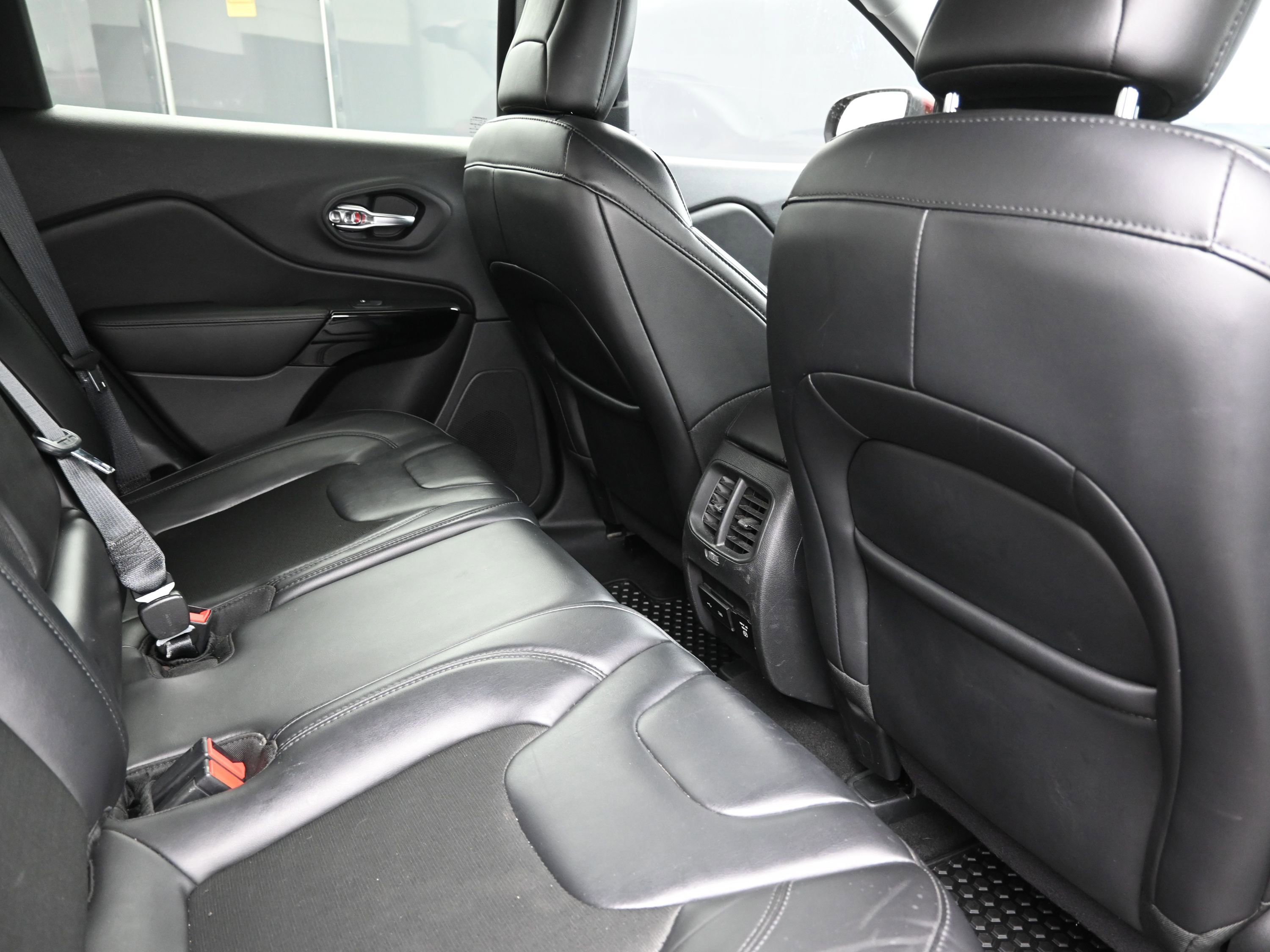 Used 2020 Jeep Cherokee Latitude Plus image 25