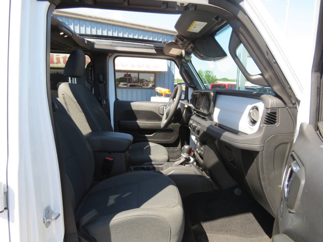 Used 2025 Jeep Wrangler Unlimited Sahara w/ Safety Group AWD/4WD image 6