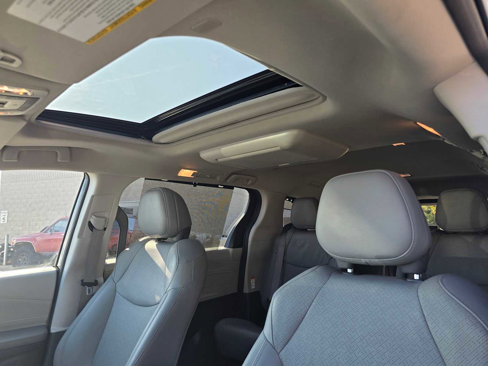 Used 2023 Toyota Sienna Limited image 25