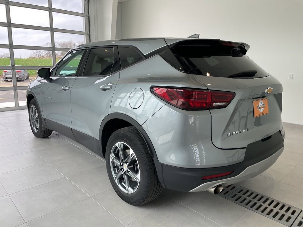 Used 2025 Chevrolet Blazer LT AWD/4WD image 2