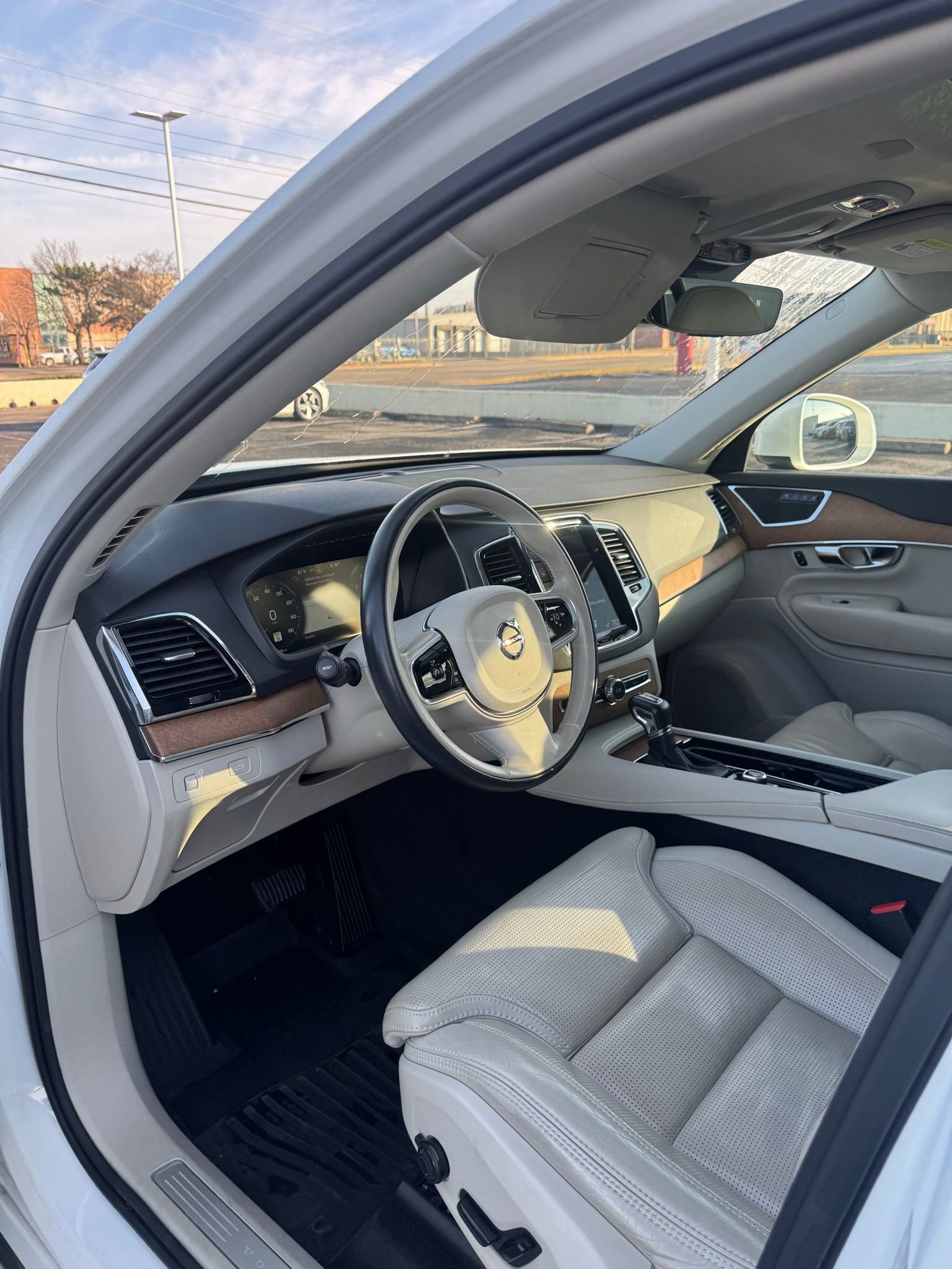 Used 2018 Volvo XC90 T6 Inscription w/ Convenience Package image 3