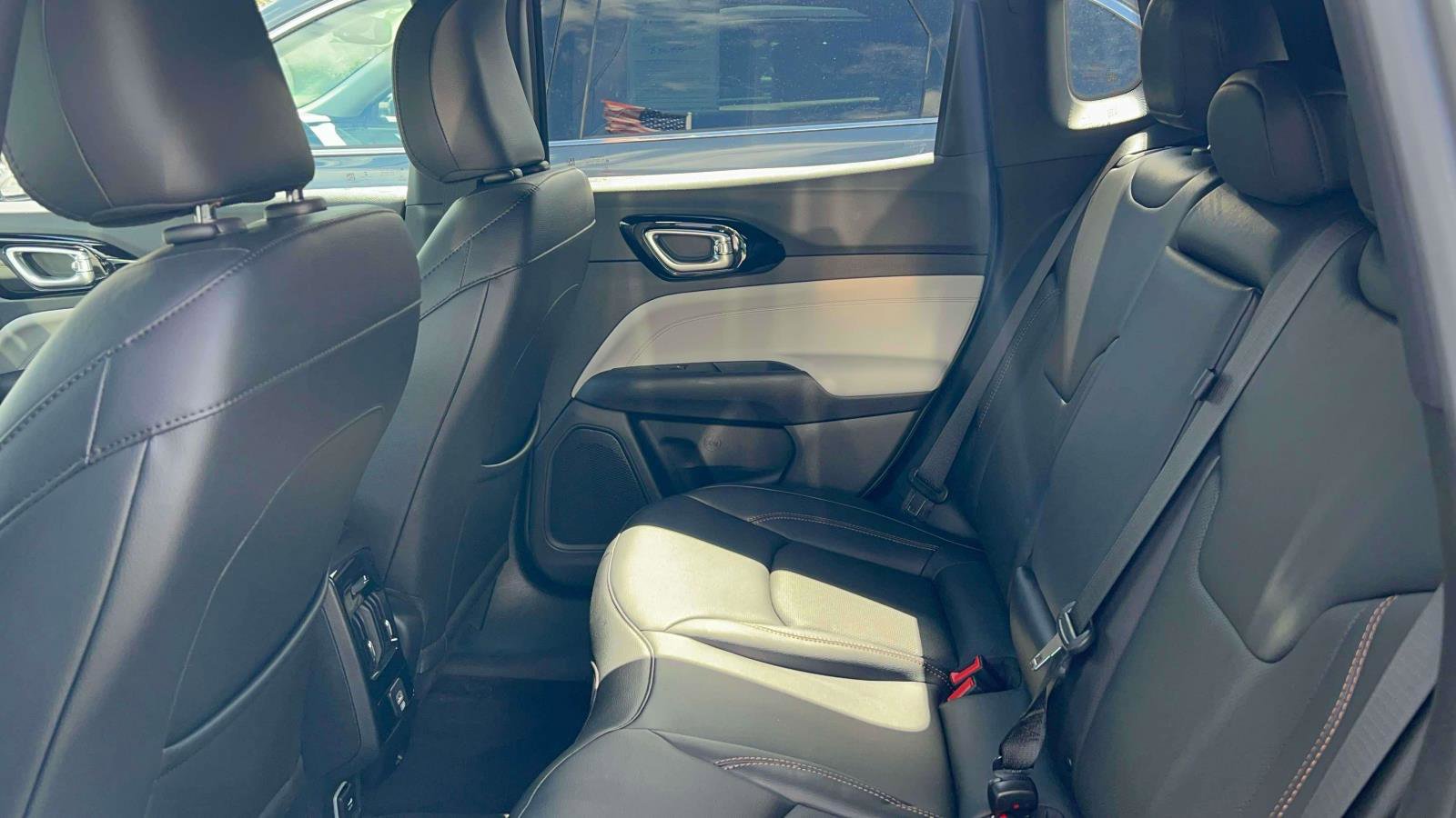 Used 2023 Jeep Compass Limited image 27