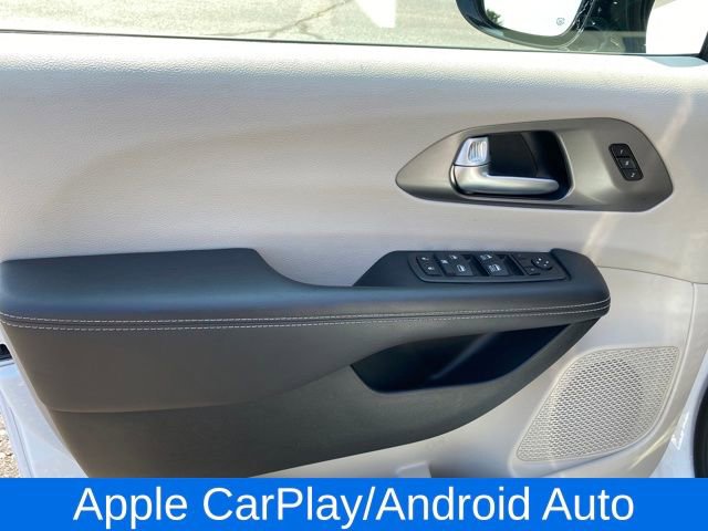 Used 2024 Chrysler Pacifica Touring-L image 16