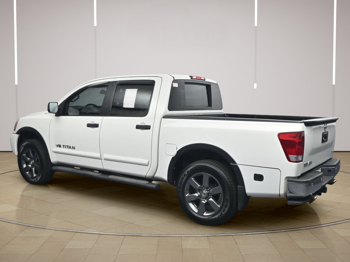 Used 2015 Nissan Titan SV w/ SV Value Truck Package RWD image 5