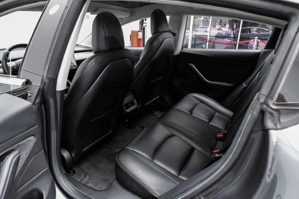 Used 2018 Tesla Model 3 Long Range RWD image 37