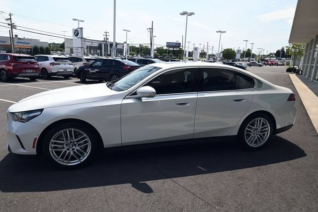 Used 2025 BMW 530i w/ Premium Package RWD image 17