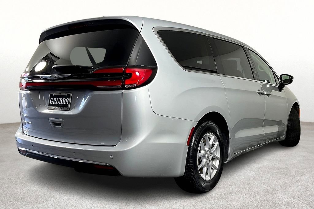 Used 2024 Chrysler Pacifica Touring-L image 2