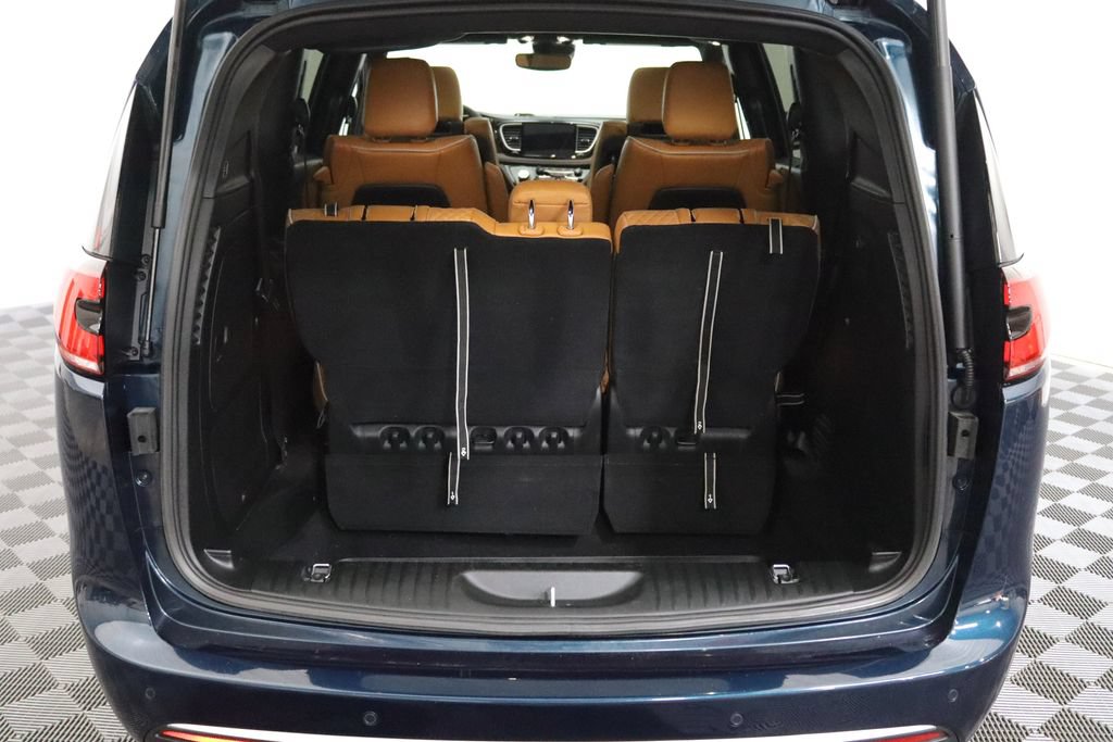 Used 2023 Chrysler Pacifica Pinnacle FWD image 36
