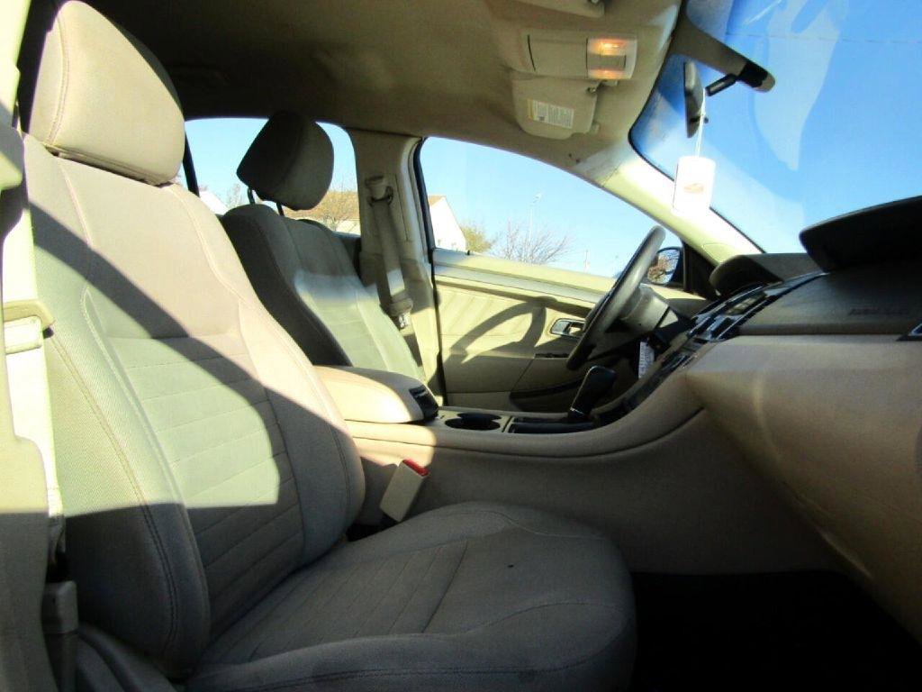 Used 2016 Ford Taurus SE FWD image 12
