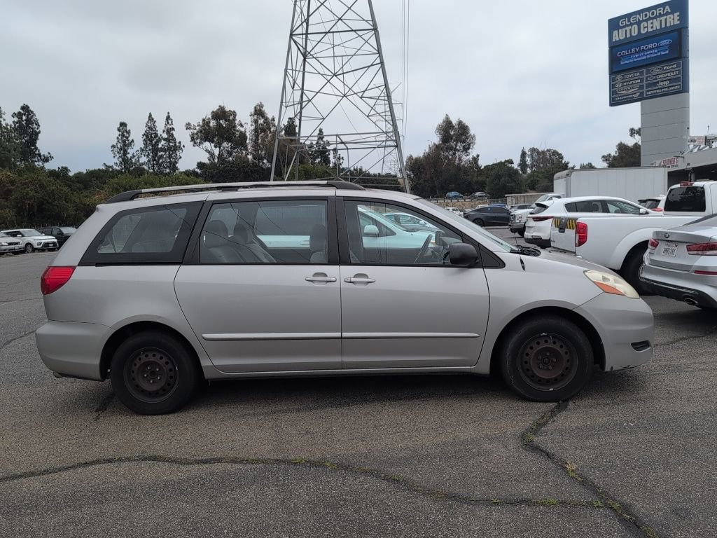 Used 2009 Toyota Sienna CE FWD image 4