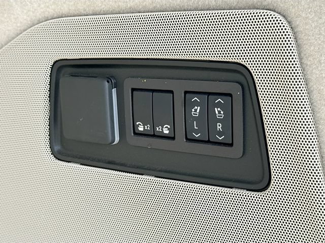 Used 2024 Cadillac Escalade Sport Platinum w/ LPO, ONYX Package AWD/4WD image 9