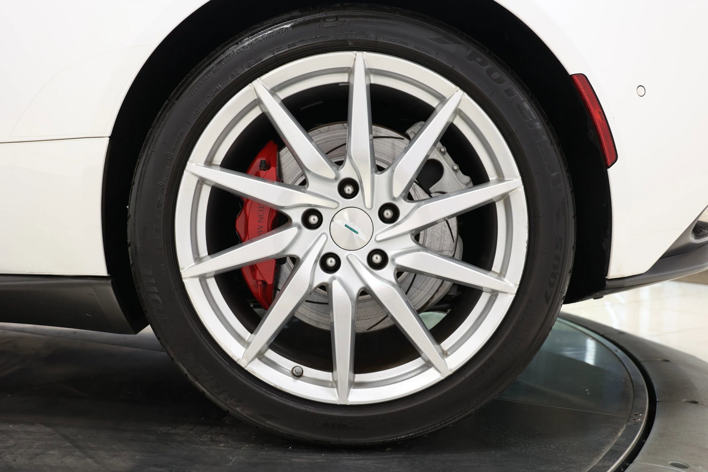 Used 2018 Aston Martin DB11 Coupe image 81