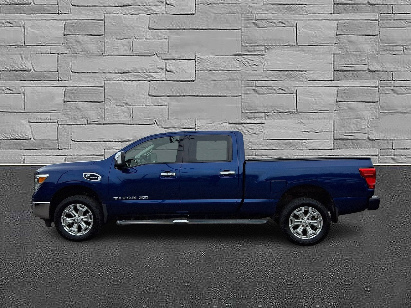 Used 2017 Nissan Titan SL image 6