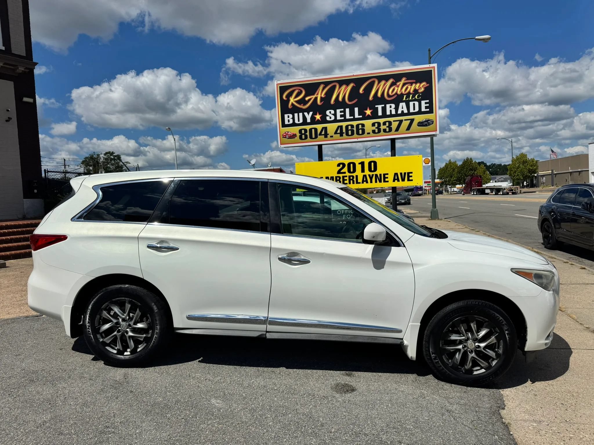 Used 2013 INFINITI JX35 AWD w/ Premium Pkg image 2
