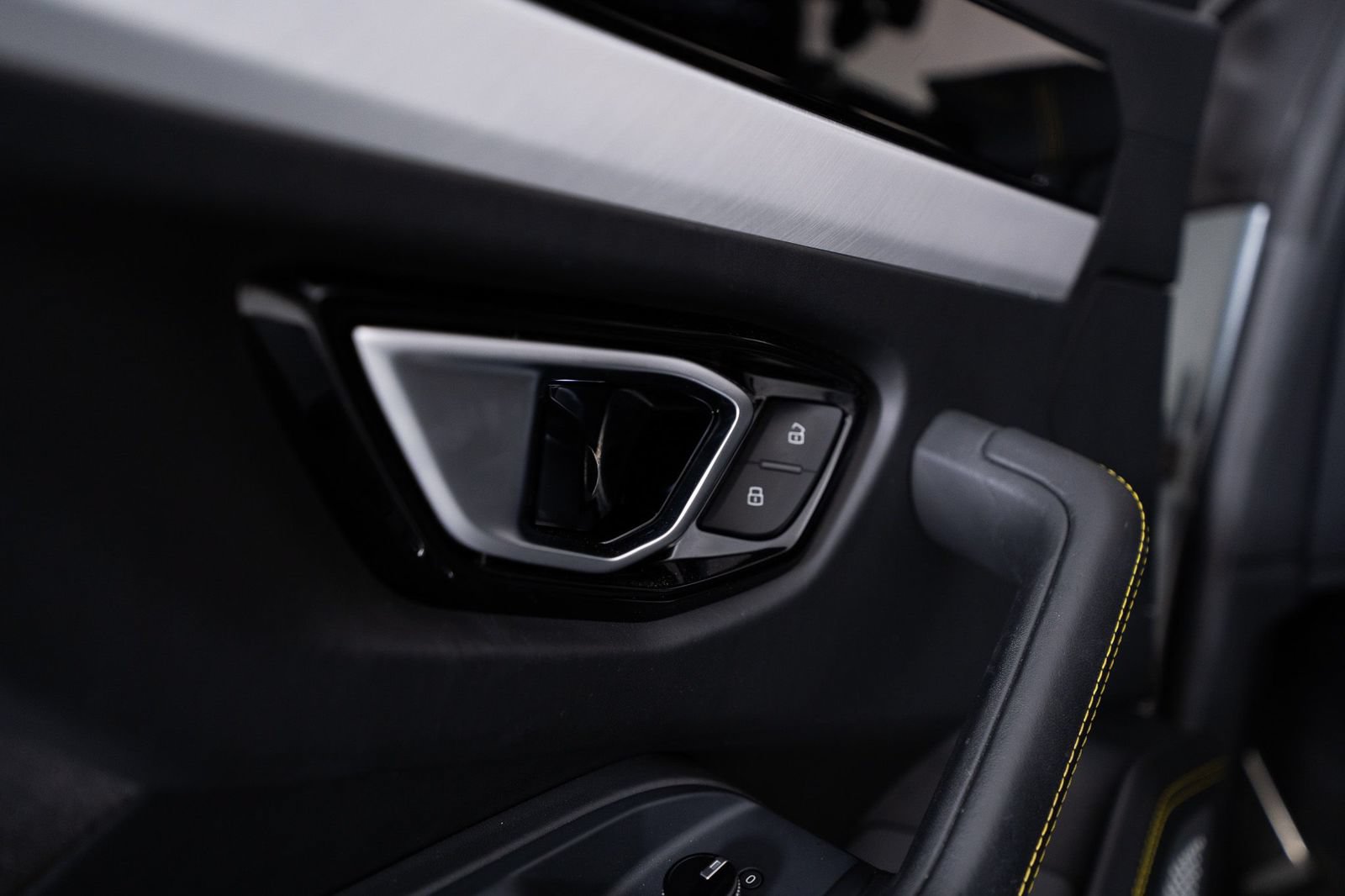 Used 2020 Lamborghini Urus AWD/4WD image 17