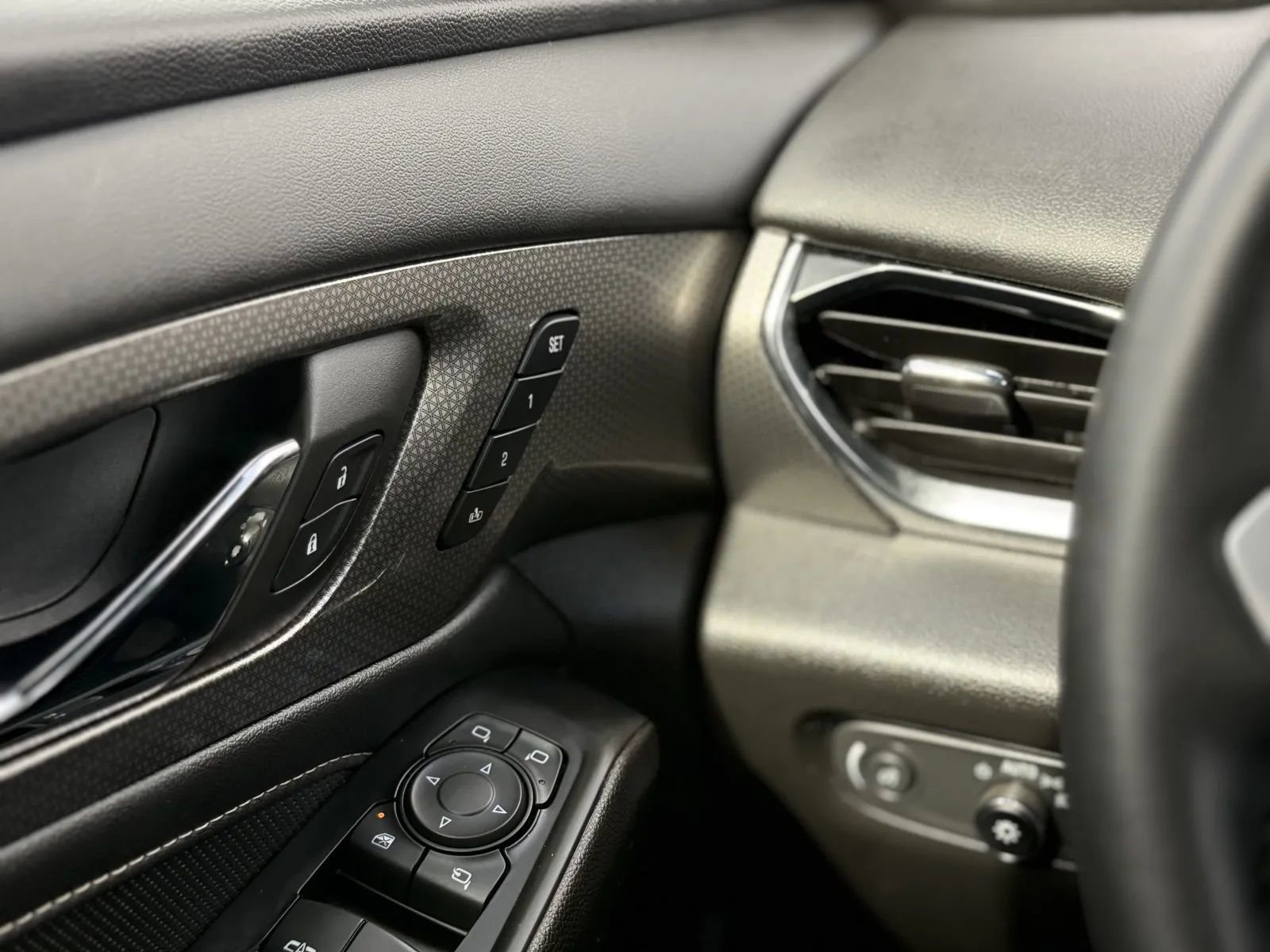 Used 2023 Chevrolet Traverse Premier w/ Redline Edition AWD/4WD image 30