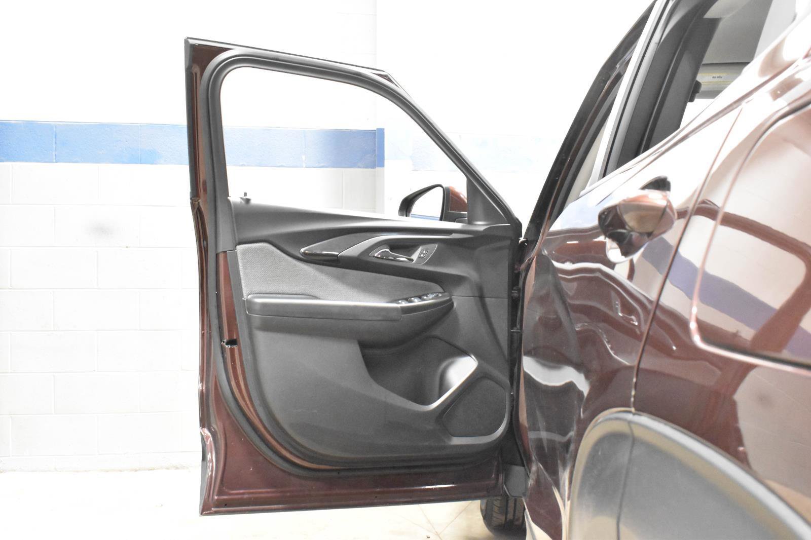Used 2023 Chevrolet TrailBlazer LT w/ Convenience Package image 11