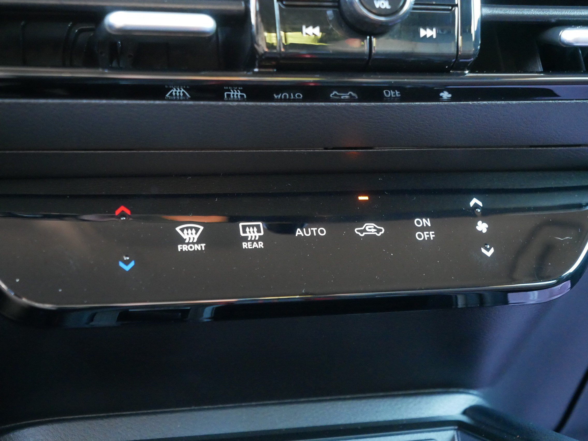 Certified 2025 Nissan Kicks SR AWD/4WD image 23