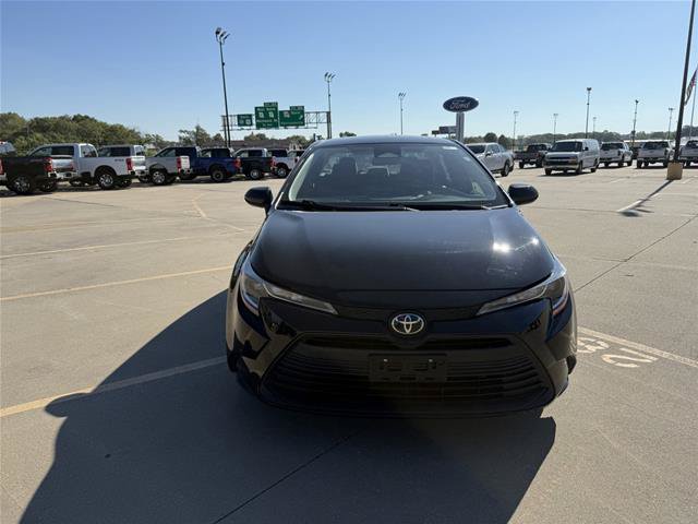 Used 2025 Toyota Corolla LE FWD image 3