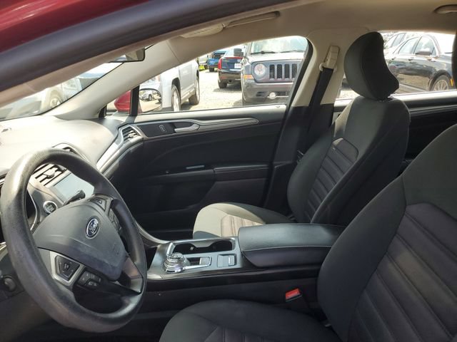 Used 2017 Ford Fusion SE w/ Fusion SE Technology Package FWD image 11