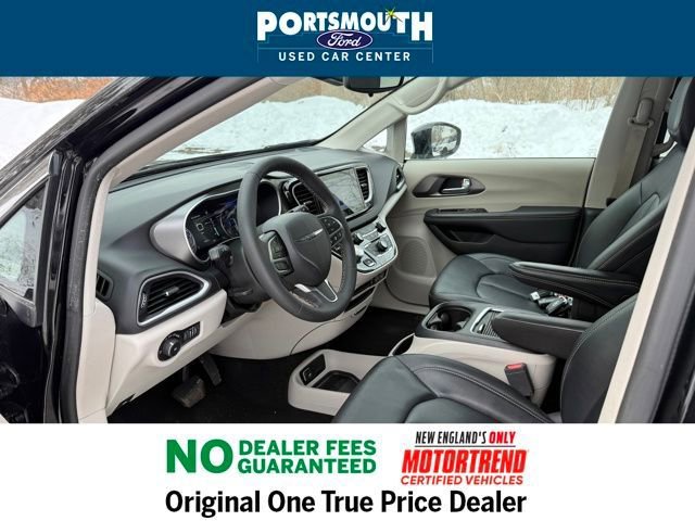 Used 2024 Chrysler Pacifica Touring-L image 4