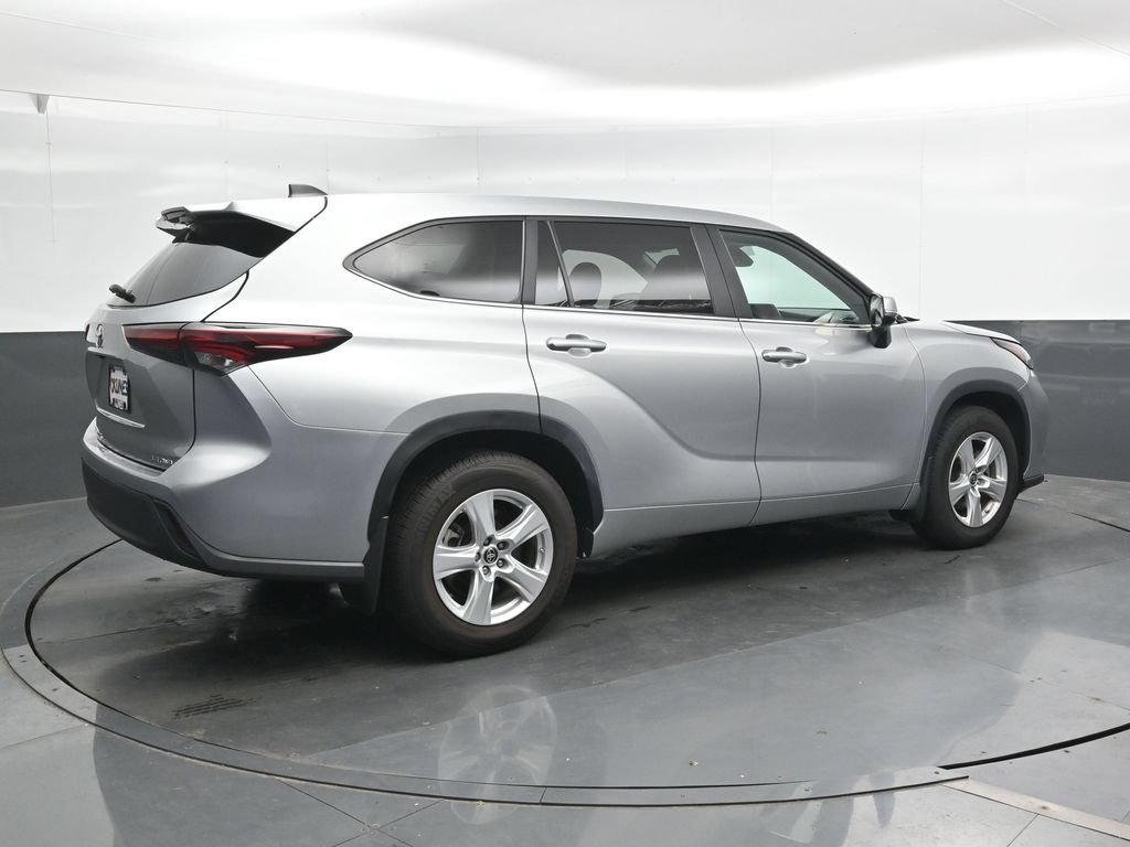 Used 2024 Toyota Highlander LE AWD/4WD image 3