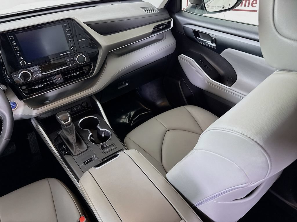 Certified 2021 Toyota Highlander XLE AWD/4WD image 27