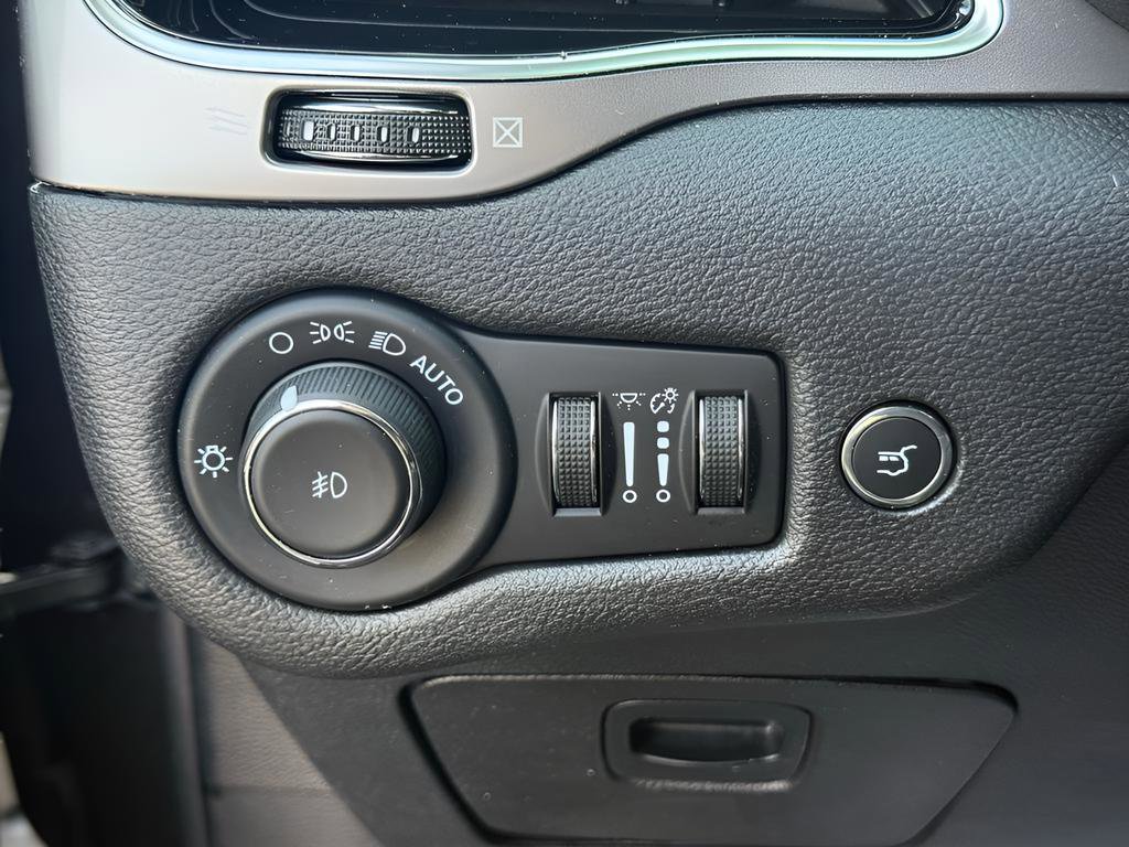 Used 2020 Jeep Cherokee Limited FWD image 26