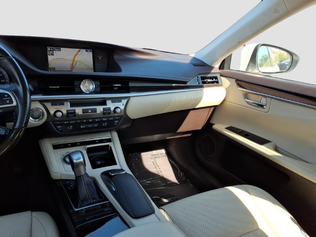Used 2016 Lexus ES 350 w/ Luxury Package w/Wood Trim FWD image 32