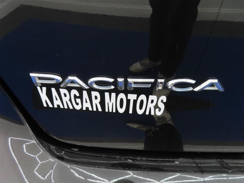 Used 2023 Chrysler Pacifica Touring-L FWD image 13