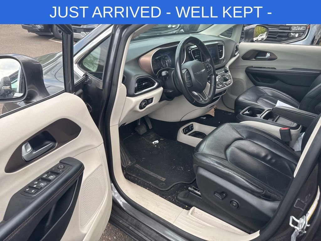 Used 2017 Chrysler Pacifica Touring-L w/ Tire & Wheel Group FWD image 6