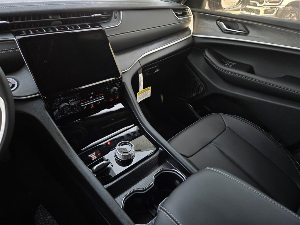 New 2025 Jeep Grand Cherokee Limited w/ Black Appearance Package image 17