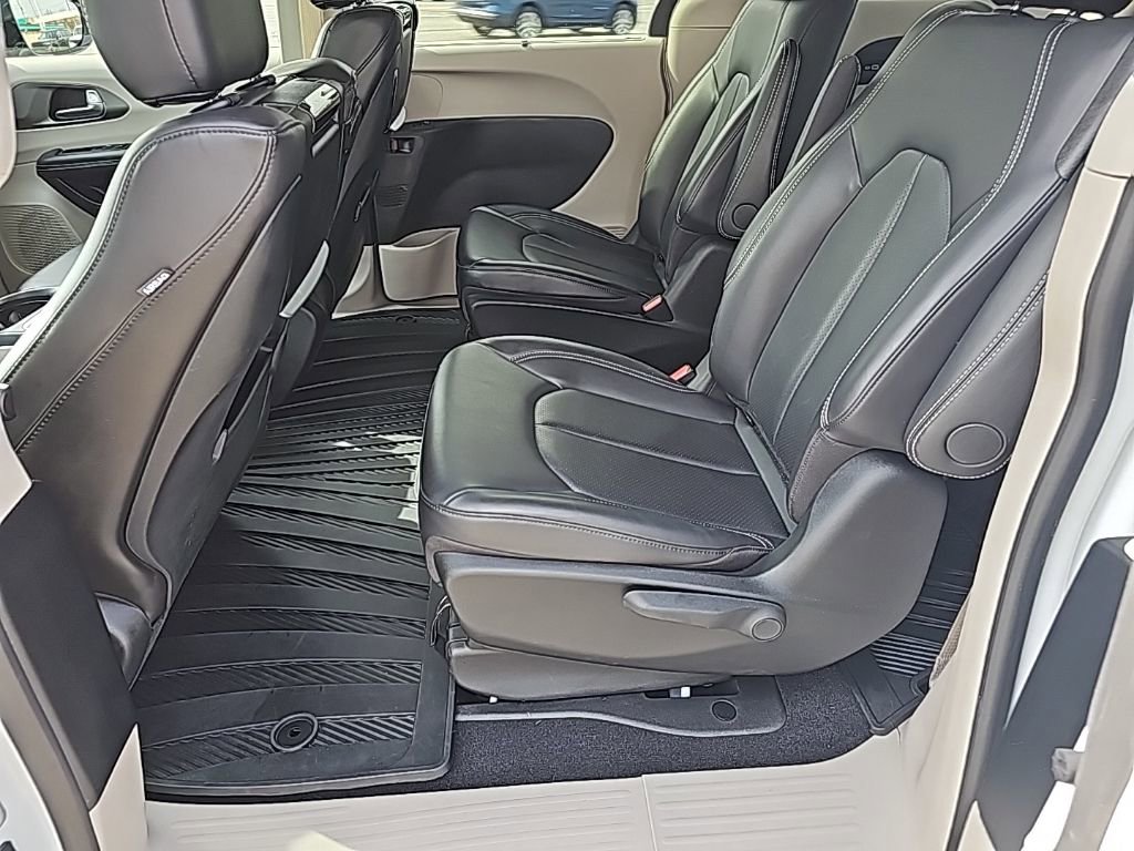 Certified 2024 Chrysler Pacifica Select w/ Uconnect Theater Family Group image 16
