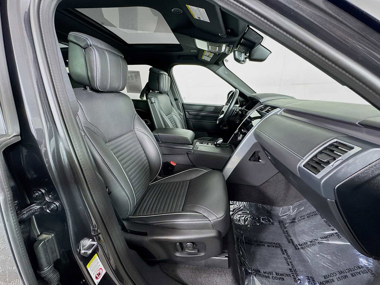 Used 2024 Land Rover Discovery Metropolitan Edition image 25