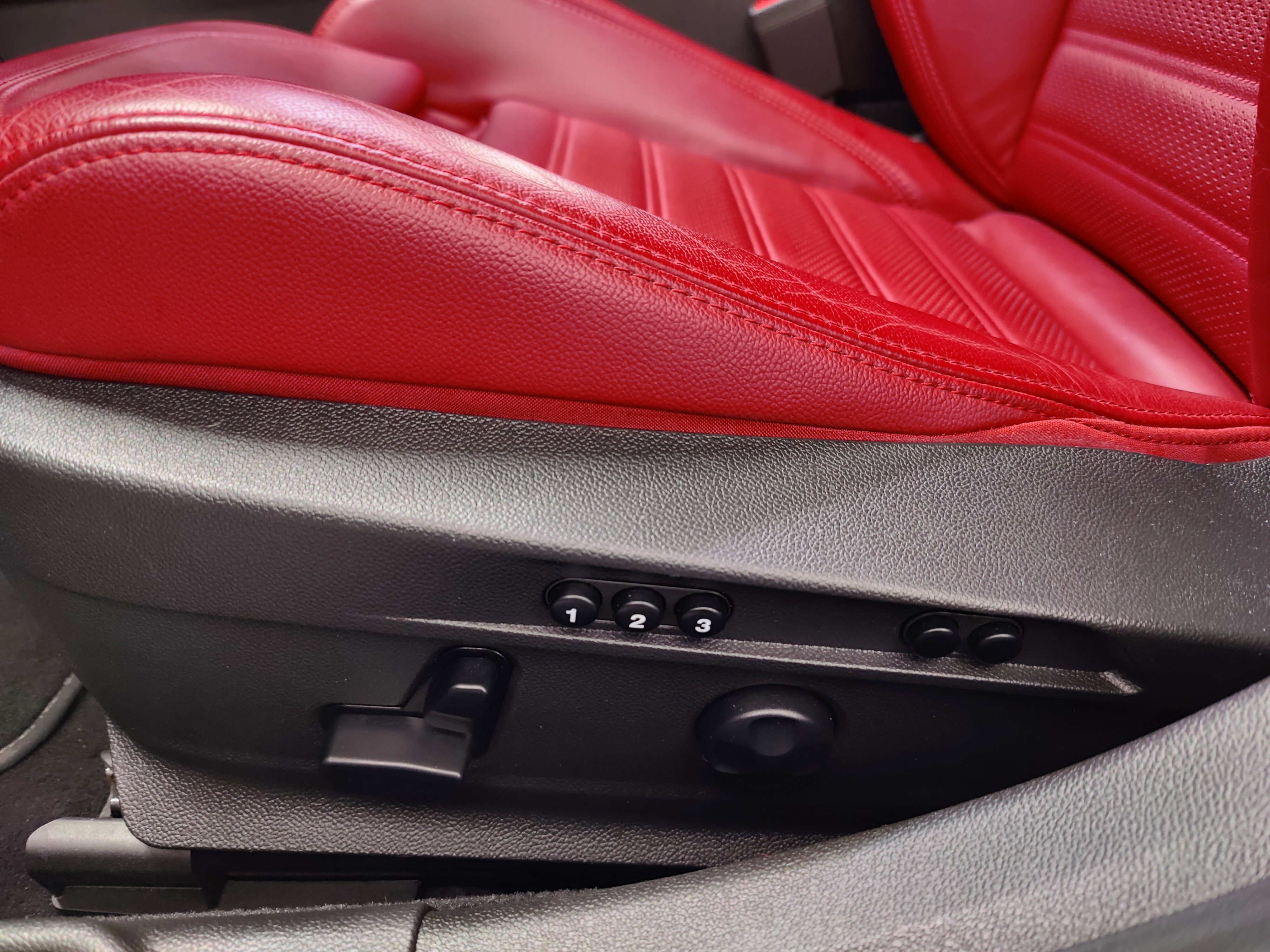 Certified 2024 Alfa Romeo Giulia Ti w/ Performance Driving Package image 12