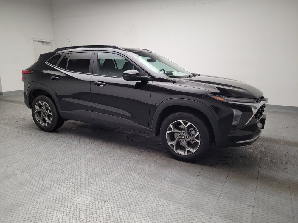 Used 2025 Chevrolet Trax LT w/ LT Convenience Package image 11
