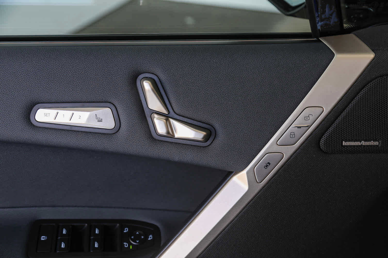 Used 2025 BMW iX xDrive50 w/ Premium Package image 22