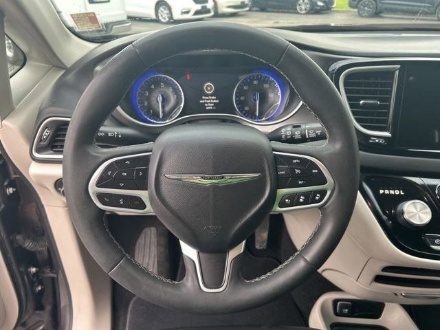 Used 2023 Chrysler Pacifica Touring-L FWD image 15