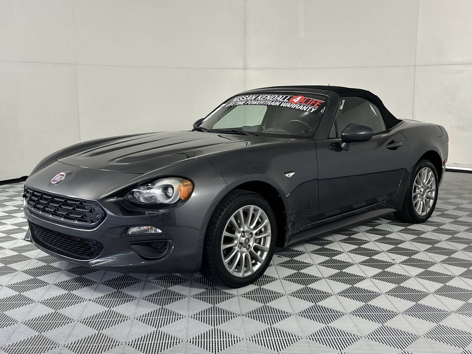 Used 2018 FIAT 124 Spider Classica w/ Technology & Siriusxm Group RWD image 4