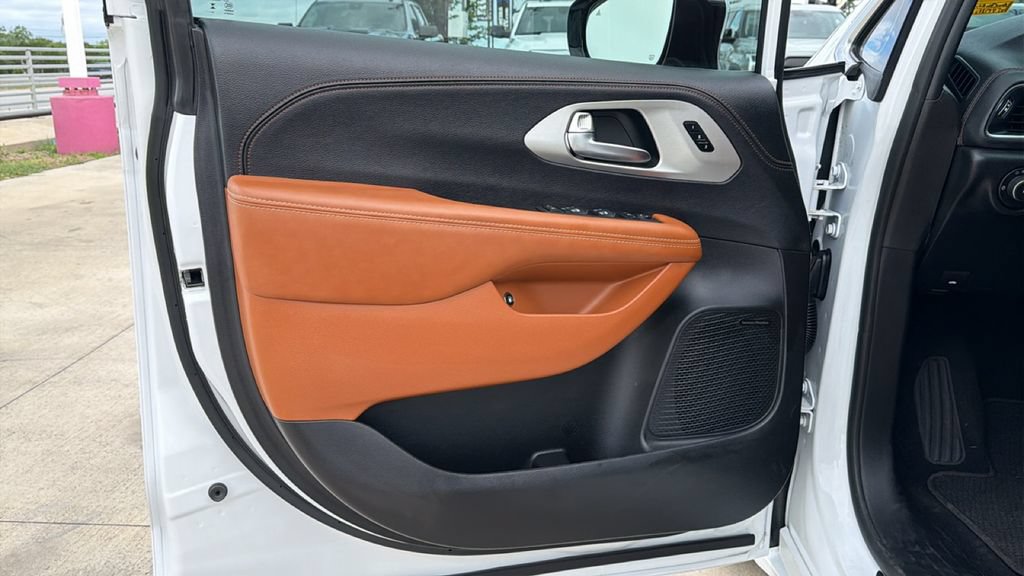 Used 2025 Chrysler Pacifica Pinnacle FWD image 10