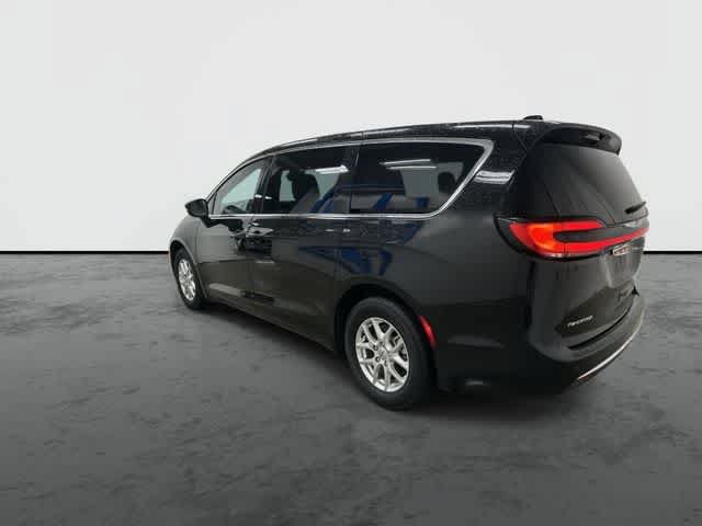 Used 2025 Chrysler Pacifica Select FWD image 9