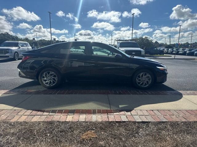 Used 2025 Hyundai Elantra Hybrid FWD image 5