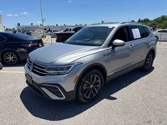 Used 2023 Volkswagen Tiguan SE w/ Panoramic Sunroof Package FWD image 22