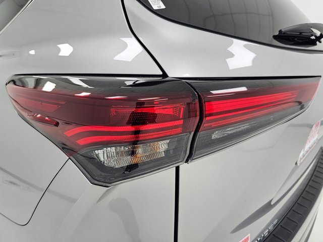 Used 2024 Toyota Highlander Limited image 38